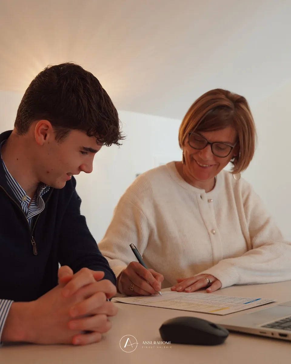 Familiale verzekering Oostende: Valerie en Liam bekijken een dossier